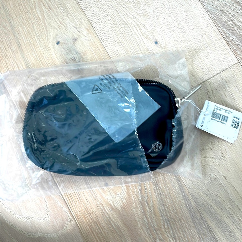 Brand NEW lululemon belt bag black